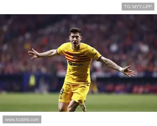 莱万戴面具备战三月关键战